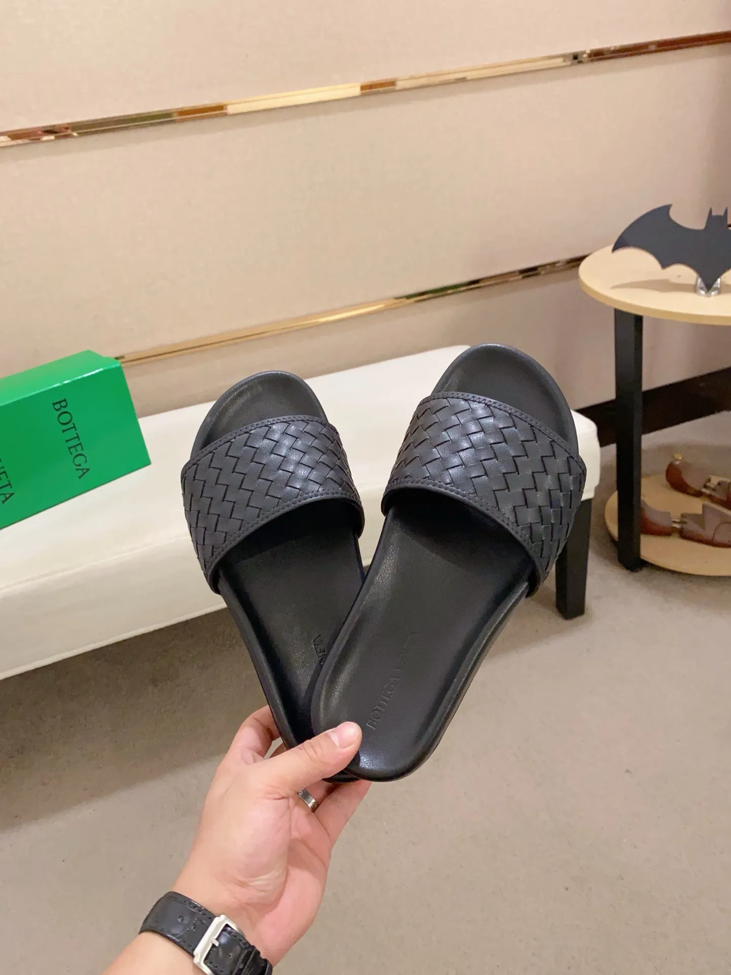 Men's shoes 💰: 320💰[BV~Bottega Veneta] Trendy new slippers are on the market. Same style as the official website. Counter quality [strong][strong][strong] Selected cow patent leather weaving. High-end atmosphere. Very cost-effective. Original wear-resistant rubber outsole. Fine workmanship. The upper layer of materials is used. The quality is visible. Shoe size 38-45.